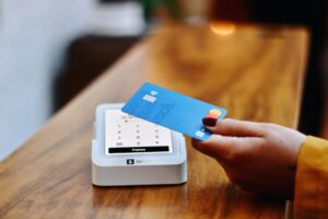 Dicas para cancelar anuidade de cartões mantendo benefícios