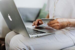 Comparação entre cartão virtual e físico: em que situações optar por cada um?