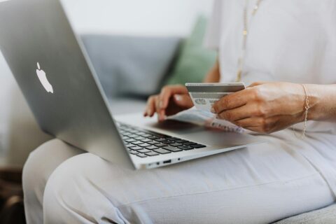 Comparação entre cartão virtual e físico: em que situações optar por cada um?